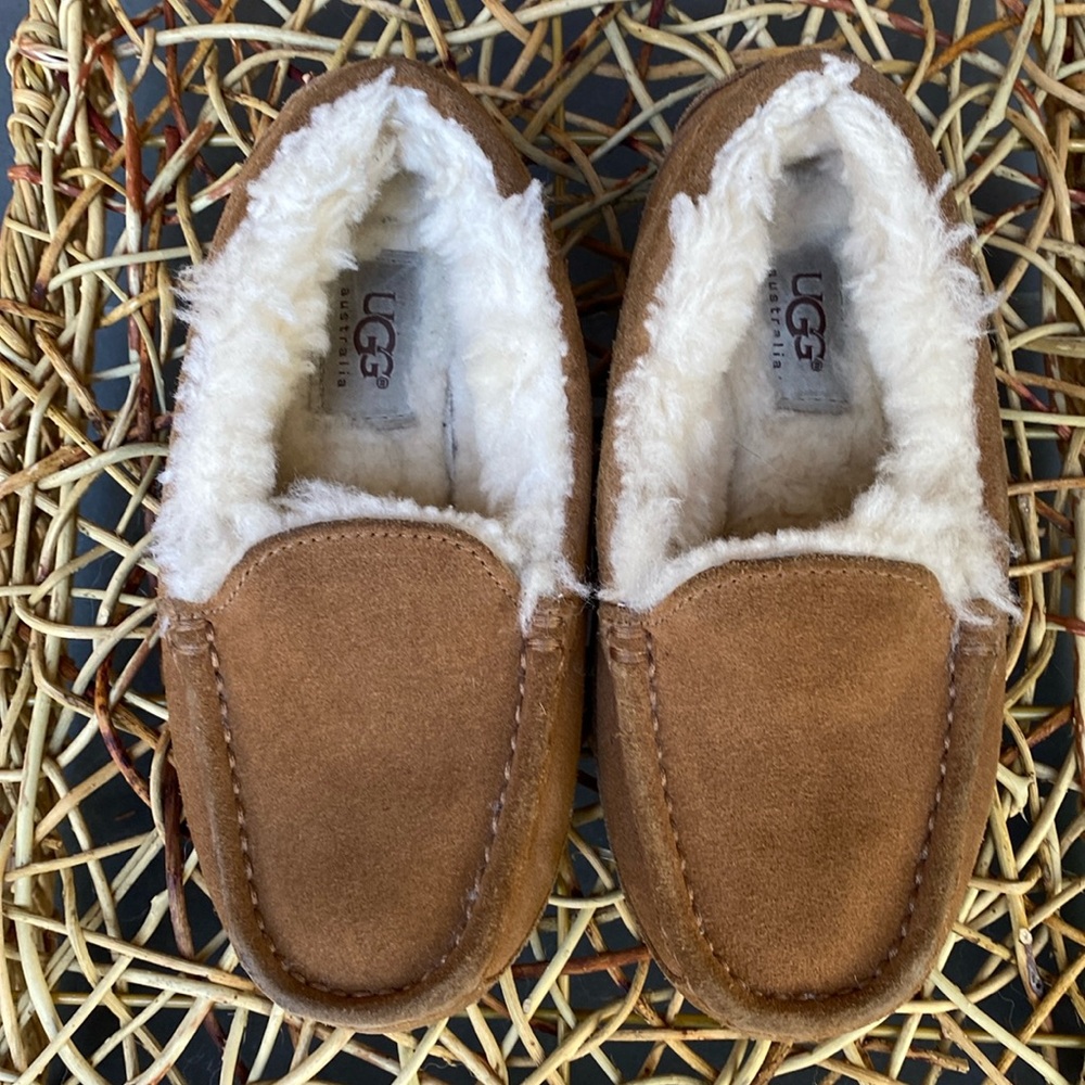 UGG Kids Size 1 - Ascott suede leather loafer/slipper in “chestnut suede”